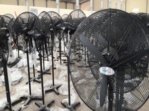 H3: Quạt đứng công nghiệp Deton thiết kế thân và đế chắc chắn, đẹp mắt